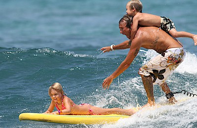 Famille de Surfeurs Voyageurs - 