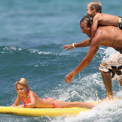 Famille de Surfeurs Voyageurs - 